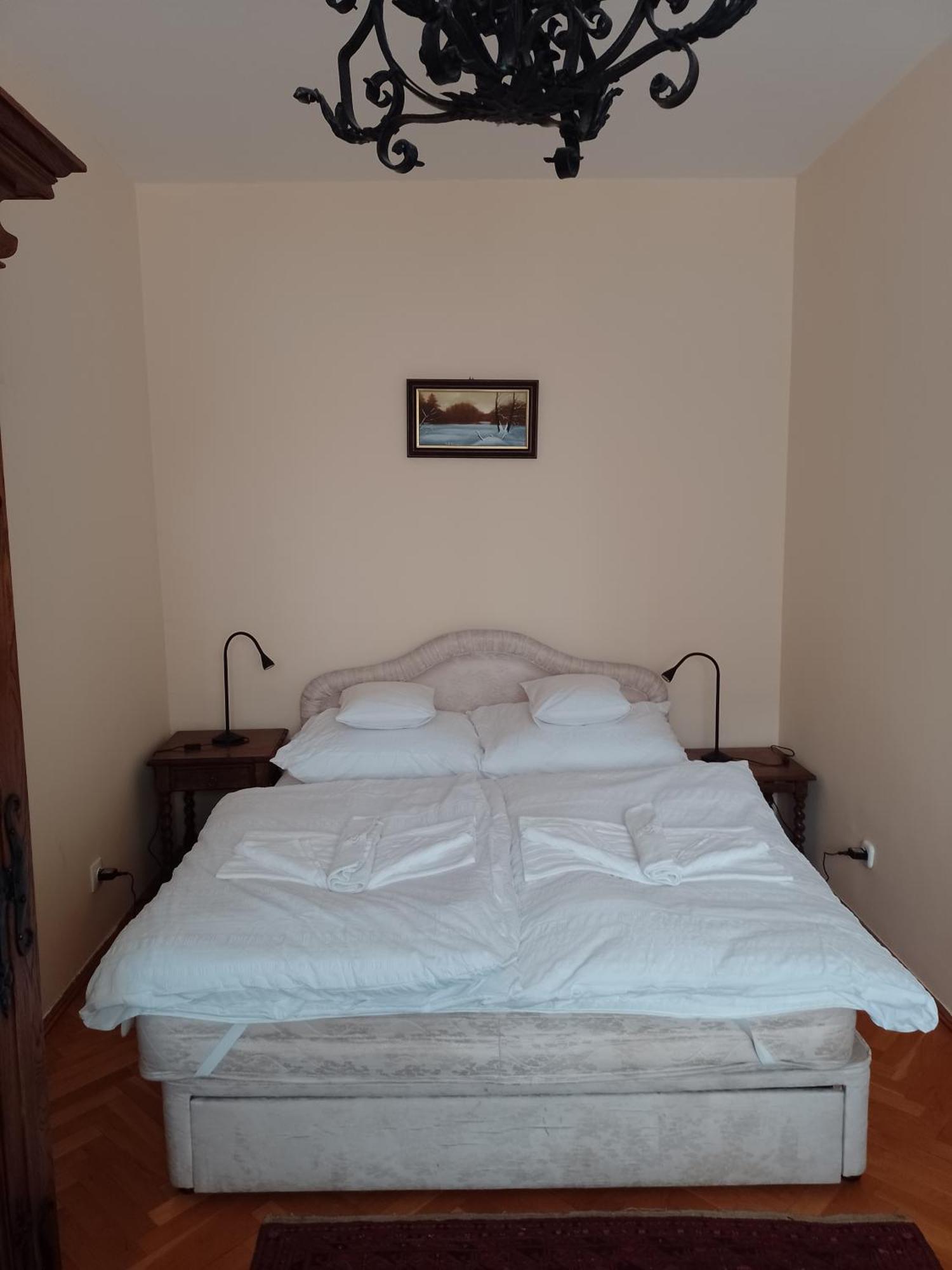 Belvarosi Classic Apartman 85 Square Meters โซมบ็อตเฮย์ ภายนอก รูปภาพ