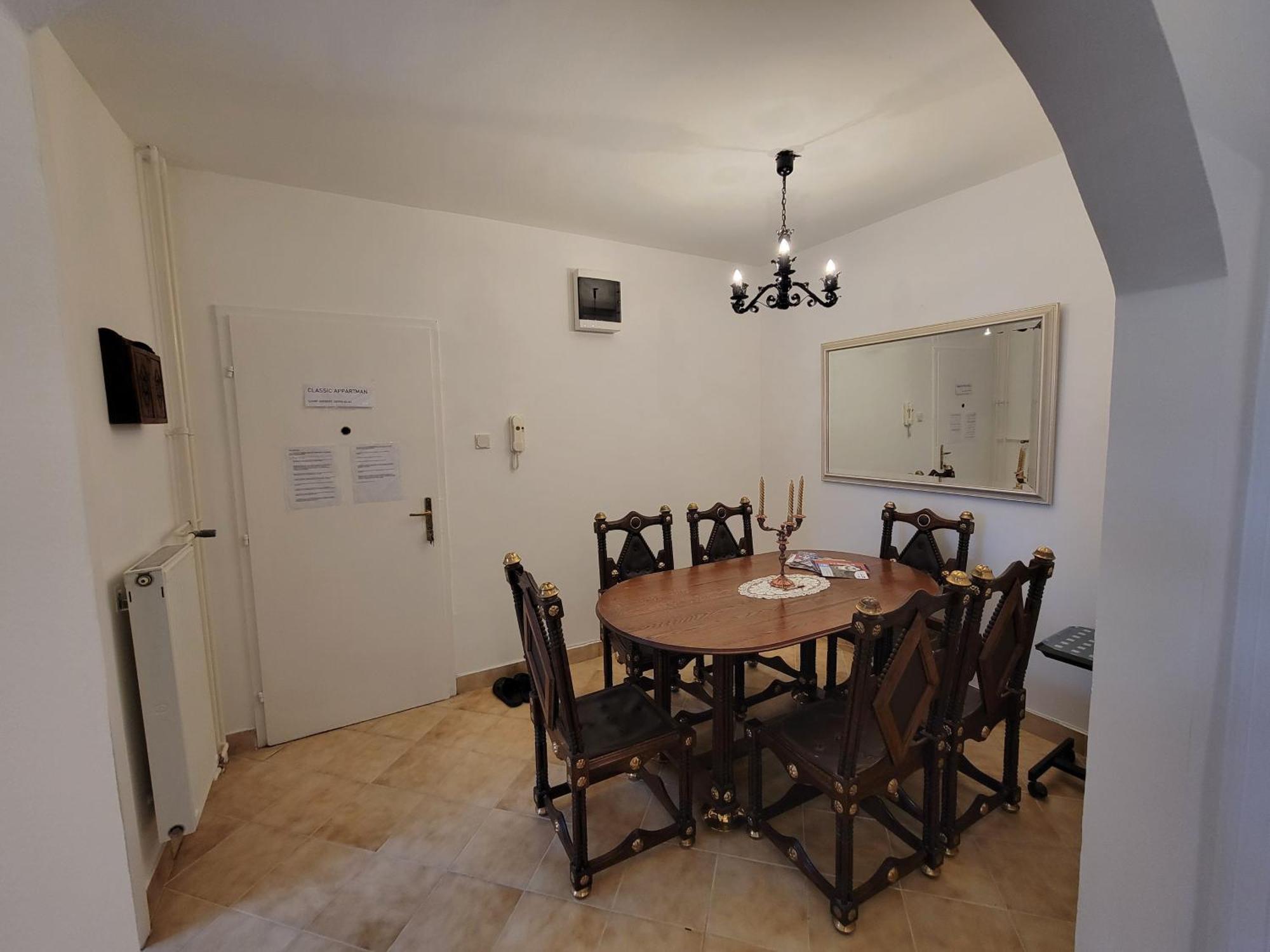 Belvarosi Classic Apartman 85 Square Meters โซมบ็อตเฮย์ ภายนอก รูปภาพ