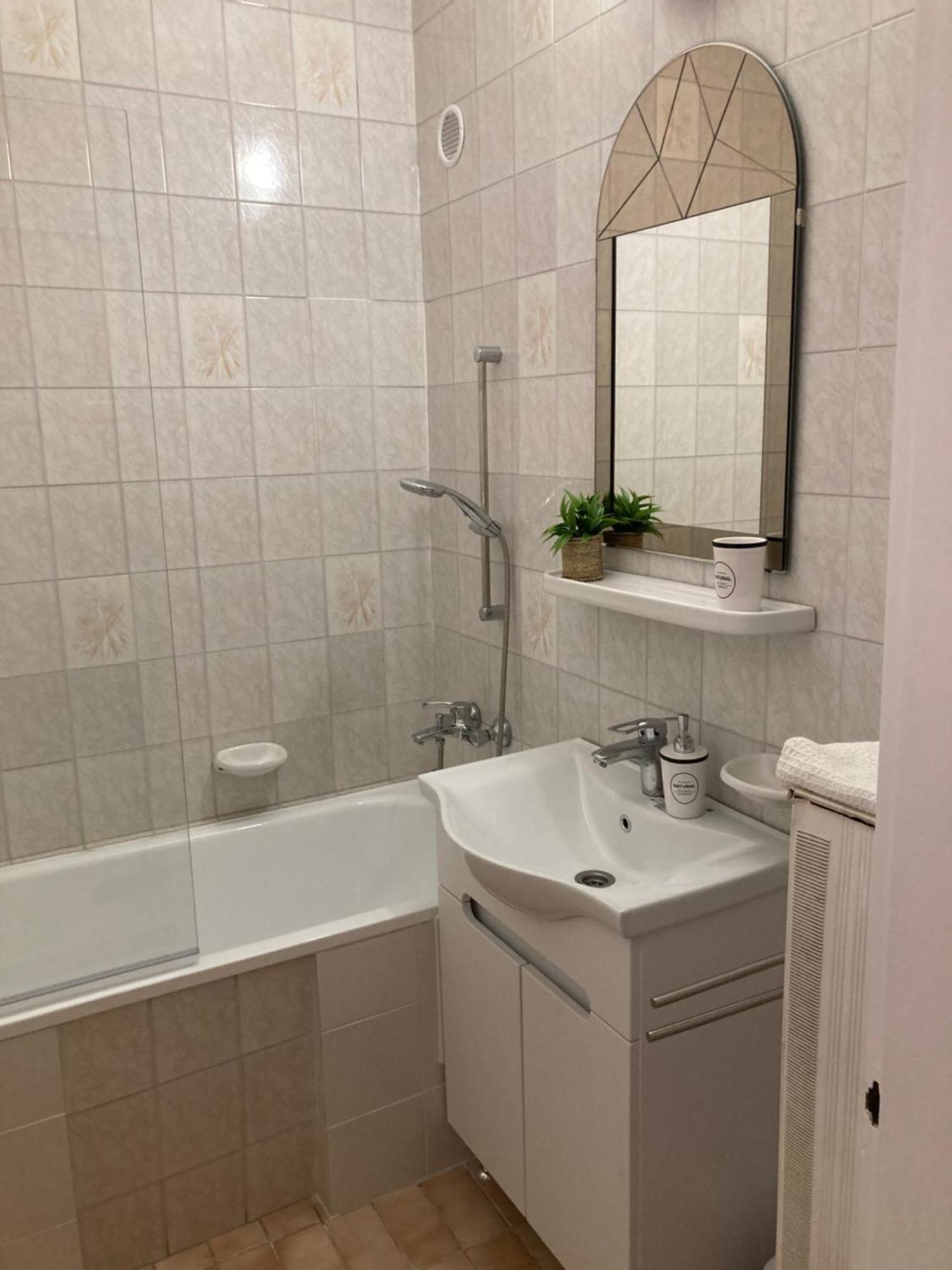 Belvarosi Classic Apartman 85 Square Meters โซมบ็อตเฮย์ ภายนอก รูปภาพ