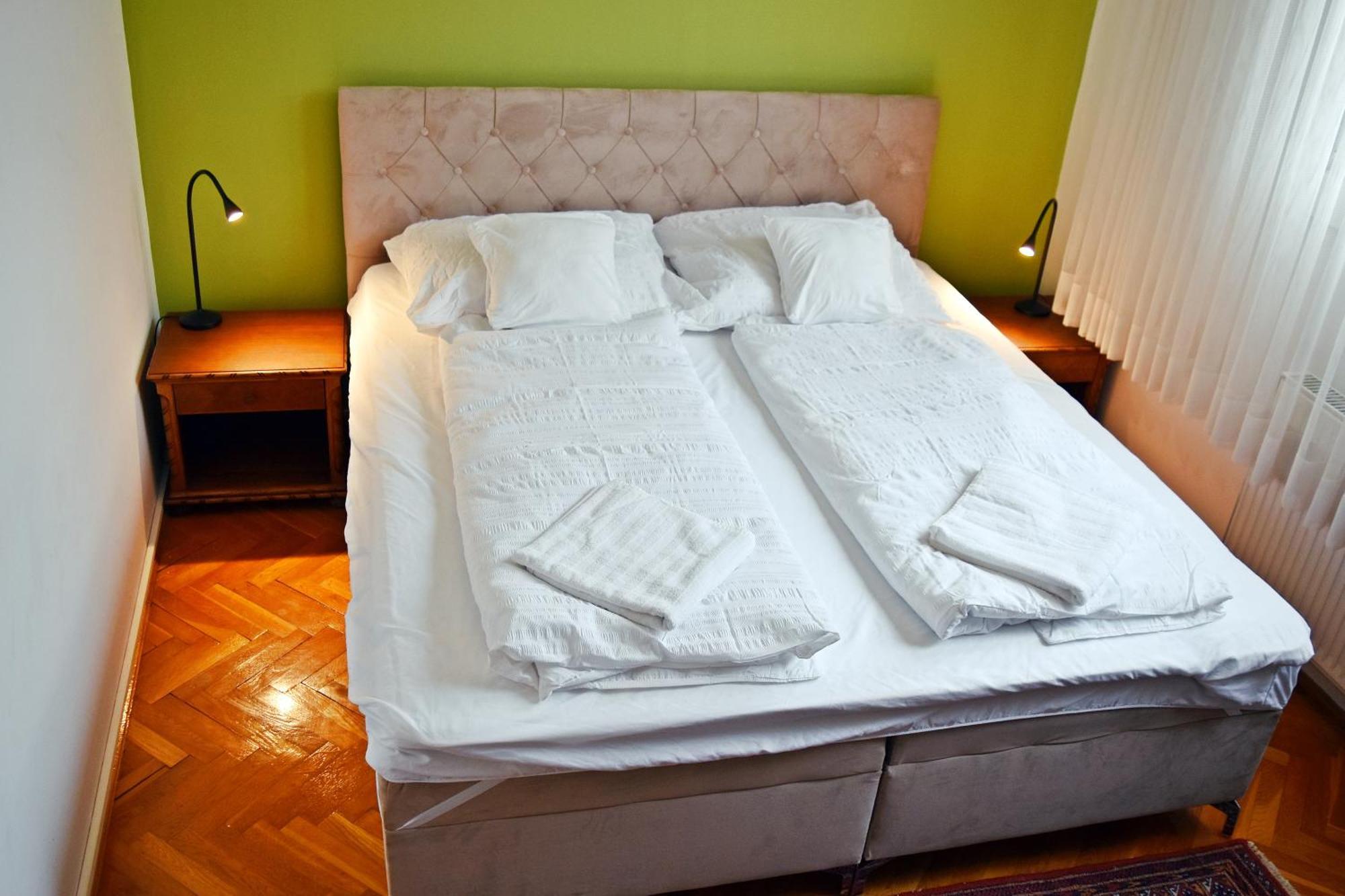 Belvarosi Classic Apartman 85 Square Meters โซมบ็อตเฮย์ ภายนอก รูปภาพ