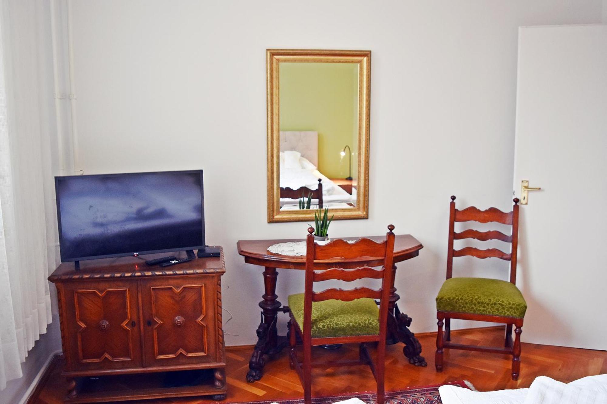 Belvarosi Classic Apartman 85 Square Meters โซมบ็อตเฮย์ ภายนอก รูปภาพ