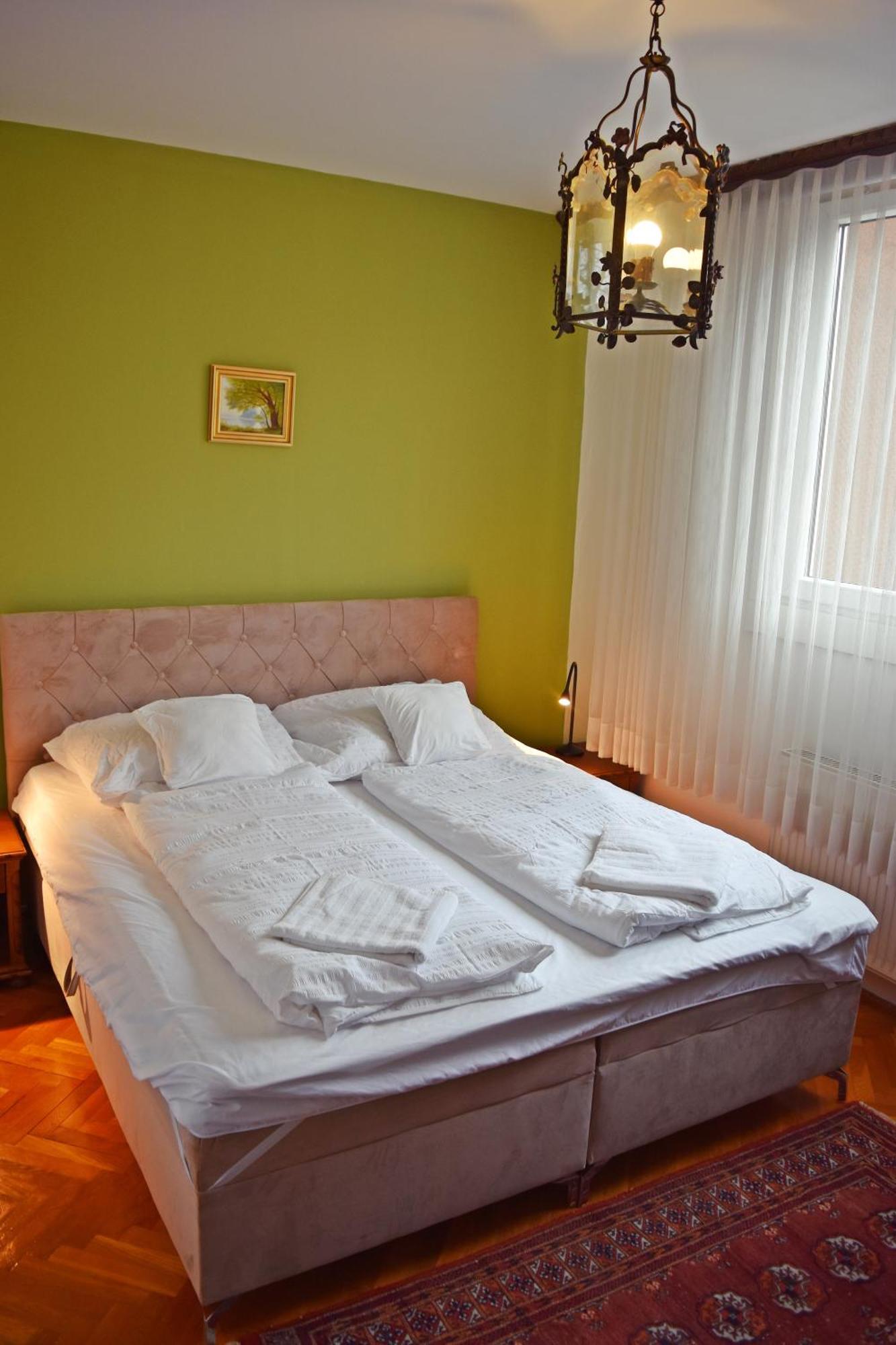 Belvarosi Classic Apartman 85 Square Meters โซมบ็อตเฮย์ ภายนอก รูปภาพ
