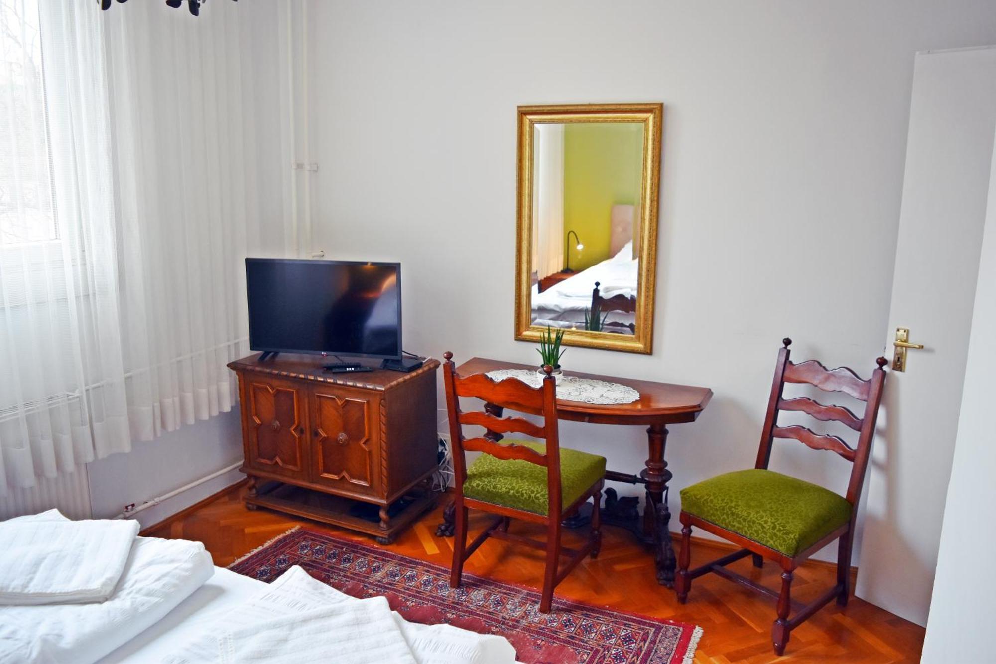 Belvarosi Classic Apartman 85 Square Meters โซมบ็อตเฮย์ ภายนอก รูปภาพ