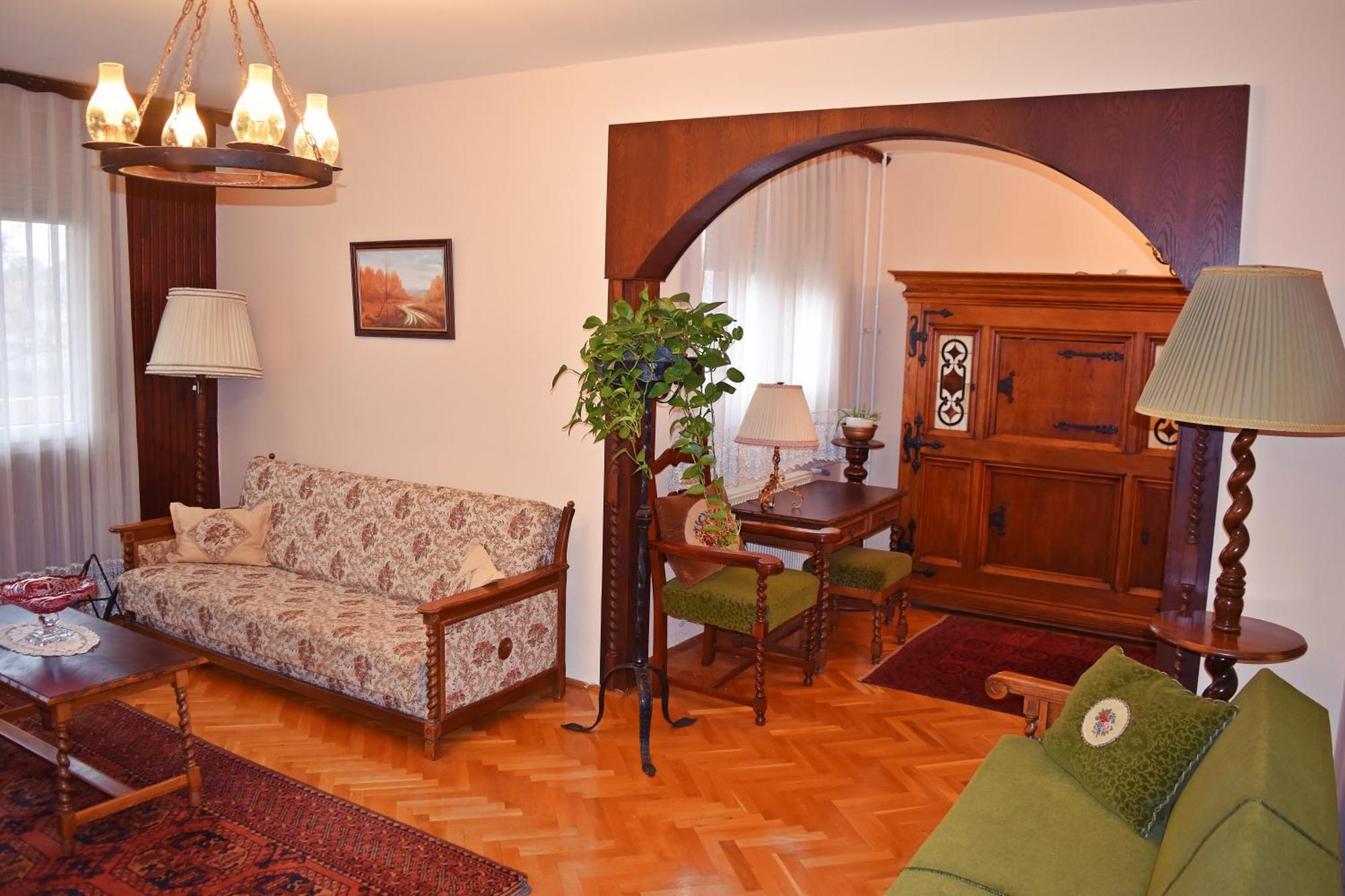 Belvarosi Classic Apartman 85 Square Meters โซมบ็อตเฮย์ ภายนอก รูปภาพ
